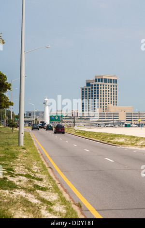 Biloxi Leuchtturm und das Beau-Rivage-Casino auf Highway 90 am Golf von Mexiko in Biloxi, Mississippi Stockfoto