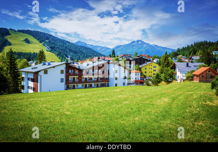 Dorf in den Bergen, Europa, Österreich, Seefeld, Alpen, Luxus-Ski-Resort, schöne Häuser, malerische Landschaft Stockfoto