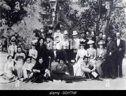 Thema Maxim Gorki und Anton Tschechow zwischen den Akteuren des Moscow Art Theater, 1900. Artist: Unbekannt Stockfoto