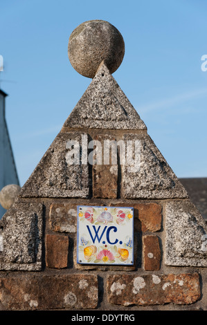 Die hübsche und reich verzierten öffentlichen Bequemlichkeit oder Toilettengebäude am Pont Aven Brittany France Stockfoto