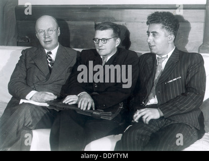 Sergej Prokofjew, Dmitri Schostakowitsch und Aram Chatschaturjan, russischer Komponisten, 1945. Artist: Unbekannt Stockfoto