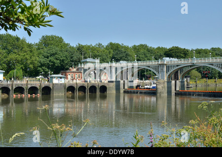 Richmond-Schleuse und Wehr auf dem Fluss Themse, Twickenham, London, UK. Stockfoto