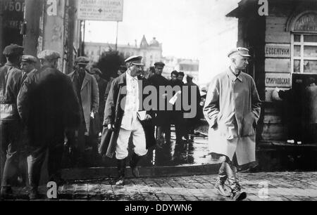 Sowjetische Führer Joseph Stalin eskortiert von GRU Geheimagenten, Ende der 1920er Jahre. Künstler: Anon Stockfoto