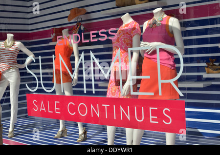 "Summer Sale Continues" Zeichen außerhalb einer Frauen Modegeschäft, London, UK Stockfoto