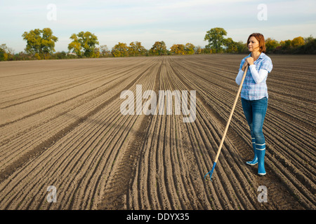 Landwirt in ihrem Bereich arbeiten Stockfoto