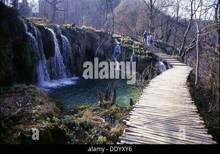 Eine hölzerne Weg in Plitvice Lakes National Park ein UNESCO-Weltkulturerbe in Lika-Senj County Kroatien Stockfoto