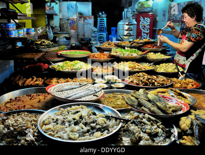 Ein Brei stall in Bangkoks Chinatown, dass der Verkauf einer Vielzahl von Komfort chinesischen Essens Stockfoto