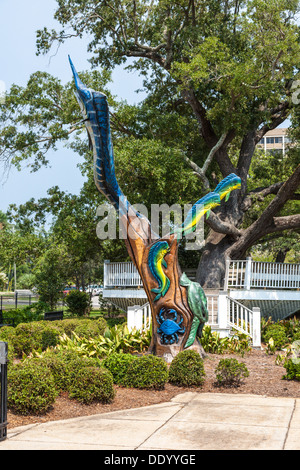 Skulpturen von Wildtieren durch Dayton Scroggins geschnitzt aus Baumstämmen beschädigt durch den Hurrikan Katrina an der Golfküste von Mississippi Stockfoto