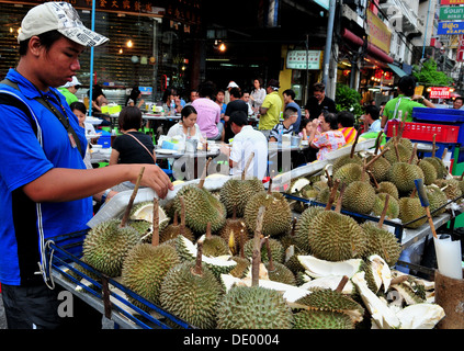 Straßenhändler verkaufen Durian auf der Straße von Chinatown in Bangkok Stockfoto