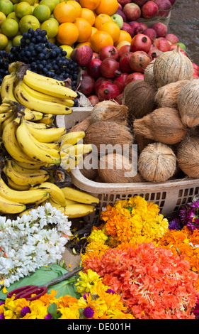 Obst, Blumen und Kokosnüsse für den Verkauf auf einer indischen Straße. Andhra Pradesh, Indien Stockfoto