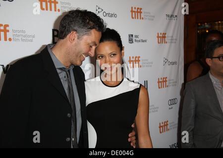 Toronto, Canada. 8. September 2013. Schauspielerin Thandie Newton und Ehemann Ol Parker besucht die Premiere von "Die Hälfte von A gelb Sonne" während der 38. jährlichen Toronto International Film Festival aka TIFF Elgin Theatre in Toronto, Kanada am 8. September 2013. Foto: Hubert Boesl/Dpa/Alamy Live News Stockfoto