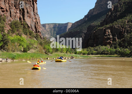 Aufblasbare Schlauchboote und Kajaks mit O.A.R.S. Gruppe rafting auf dem Green River im Dinosaur National Monument in Utah Stockfoto