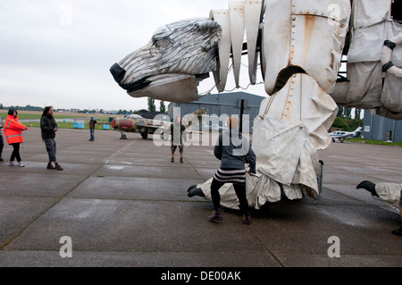 Aurora, die zweistelligen-Doppeldecker-Bus-Größe Eisbär Marionette speziell im Auftrag von Greenpeace Arktis-inspirierten Streetparade führen Stockfoto