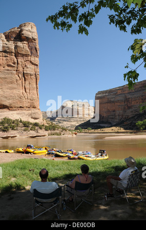 Menschen entspannen im Steamboat Rock am Echo Park während rafting Ausflug auf dem Green River im Dinosaur National Monument in Utah Stockfoto