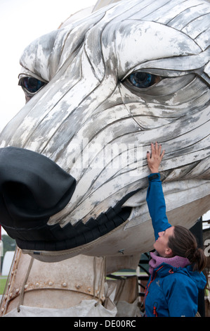 Aurora, die zweistelligen-Doppeldecker-Bus-Größe Eisbär Marionette speziell im Auftrag von Greenpeace Arktis-inspirierten Streetparade führen Stockfoto