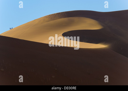 Touristen Klettern Big Daddy, die höchste Sanddüne in der Region, Sossusvlei, Namib-Naukluft-Nationalpark, Namibia Stockfoto