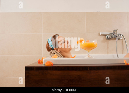 Frau in einer Badewanne entspannen Stockfoto