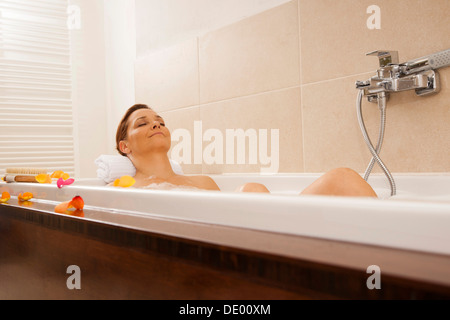 Frau in einer Badewanne entspannen Stockfoto