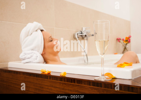 Frau in einer Badewanne entspannen Stockfoto