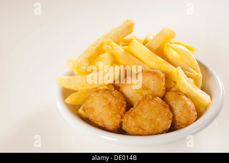 Chicken Nuggets mit Pommes oder Pommes frites Stockfoto