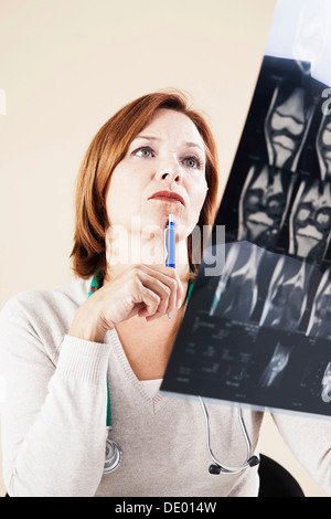 Ärztin, Blick auf eine Röntgenaufnahme Stockfoto