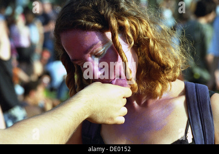Eine junge Frau raucht während Des Marihuana-Tages in Tel Aviv Israel in einem Park zusammen Stockfoto