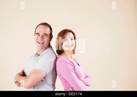 Paar, Lächeln, Schultern, Rücken an Rücken Stockfoto