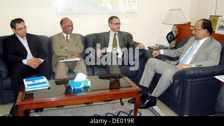 Islamabad, Pakistan. 9. September 2013. Handout Bild von PID  Weltbank Energieteam fordert Bundesminister für die Planung, Entwicklung und Reformen prof Ahsan Iqbal in Islamabad (Foto: PID/Deanpictures/Alamy Live News Stockfoto