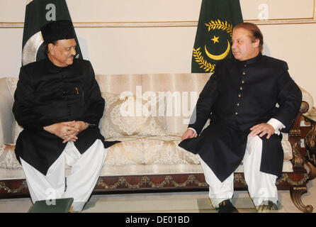 Islamabad, Pakistan. 9. September 2013. Handout Bild von PID  Präsident Mamnooon Hussain und Premierminister Muhammad Nawaz Sharif Austausch von Ansicht nach Eidesleistung Zeremonie des Präsidenten an Aiwan-Sadr Islamabad (Foto: PID/Deanpictures/Alamy Live News Stockfoto