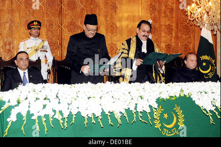 Islamabad, Pakistan. 9. September 2013. Handout Bild von PID  Oberrichter von Pakistan mr.justice Iftikhar Muhammad Chaudhry Verwaltung Amtseid Präsidenten wählen Mamnoon Hussain an Aiwan-e-Sadr Islamabad (Foto: PID/Deanpictures/Alamy Live News Stockfoto