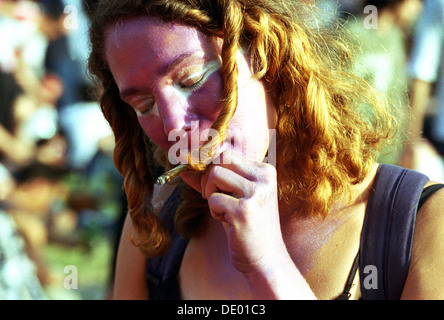 Eine junge Frau raucht während Des Marihuana-Tages in Tel Aviv Israel in einem Park zusammen Stockfoto