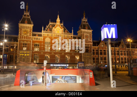 Amsterdamer Hauptbahnhof und u-Bahn Eingang in der Nacht in Holland, Niederlande Stockfoto
