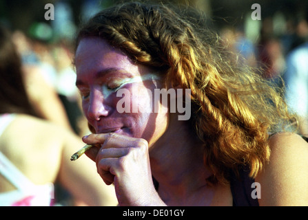 Eine junge Frau raucht während Des Marihuana-Tages in Tel Aviv Israel in einem Park zusammen Stockfoto
