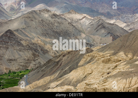 Blick hinunter auf die Srinagar-Leh-Highway und die Moonland Landschaft mit Lamayuru Gompa in der Ferne, Gästehaus, (Ladakh) Jammu & Kaschmir, Indien Stockfoto
