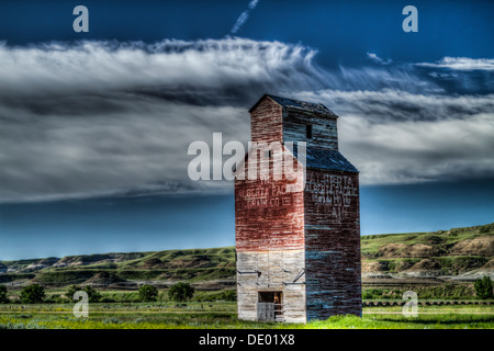 Alte, historische, Vintage Kornlift. Schöne Landschaft der Aufzug gegen blauen Himmel, ist Hoodoo im Hintergrund. Stockfoto