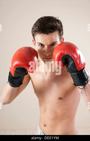 Junger Mann beim Boxtraining Stockfoto