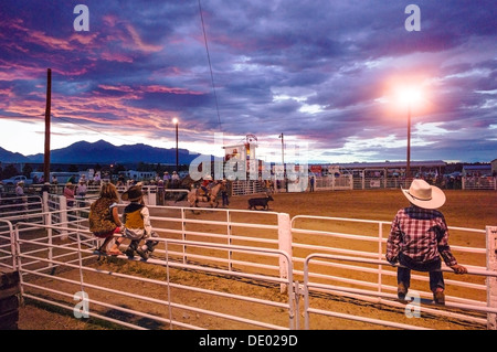 Kleiner Junge am Corral Zaun Uhren der Chaffee County Rodeo Stockfoto