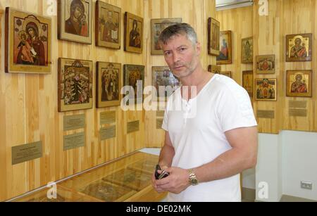 Datei - eine Archiv Bild datiert 4. Juni 2013 zeigt russische Politiker Yevgeny Roizman stehend in seine Ikonen-Museum in Jekaterinburg, Russland. Roizman wie Thew Kandidat der Opposition gewann die Wahl des Bürgermeisters von Jekaterinburg gegen den Kandidaten der regierenden Partei Einiges Russland. Foto: ULF MAUDER Stockfoto