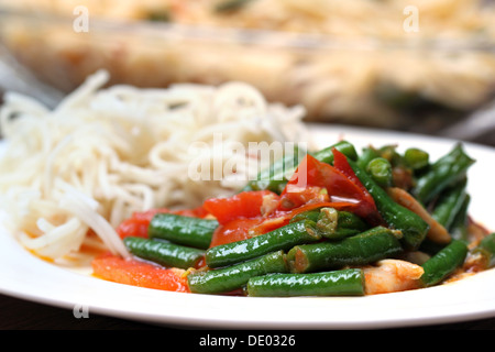 Nudeln mit Curry vom Hof lange Bohnen Stockfoto