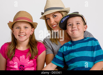 Studio-Porträt der jungen Mutter mit fünf Jahre alten Sohn und zehn Jahre alte Tochter Stockfoto