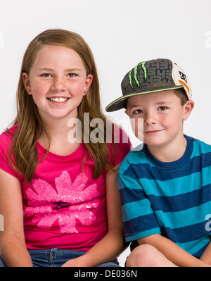 Studioportrait von Geschwistern, fünf Jahre alten Jungen und Mädchen von zehn Jahren Stockfoto