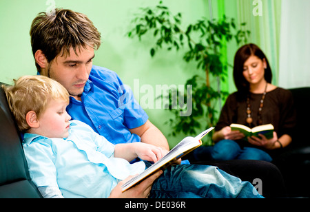 Junge Familie lesen Stockfoto