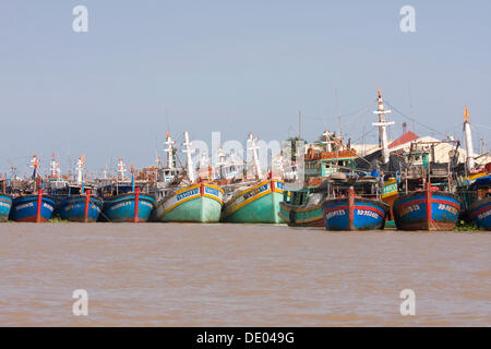 Boote in den Hafen von Long Xuyen, Mekong Delta, Vietnam, Asien Stockfoto