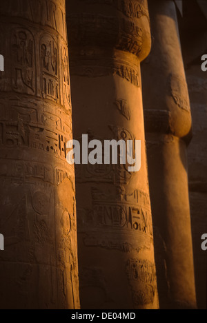 Sonnenlicht fangen Säulen in die große Säulenhalle von der Fußgängerzone des Amun in Karnak Tempel, Luxor, Ägypten Stockfoto