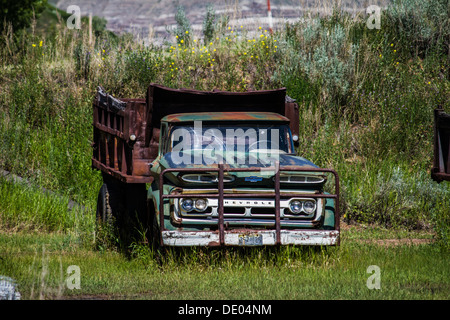 Alten, verlassenen, rosten Chevrolet Kohle dumme Muldenkipper. Geschlagene & gut genutzt im Kohlebergwerk in Alberta Badlands, in der Nähe von Drumheller Stockfoto