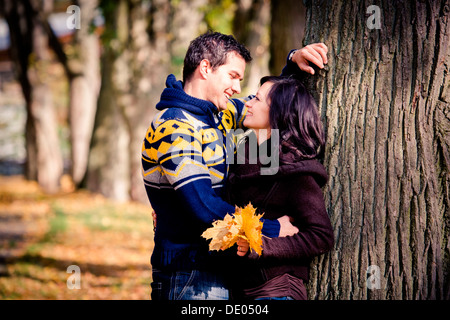 Junges Paar in einem Park im Herbst Stockfoto