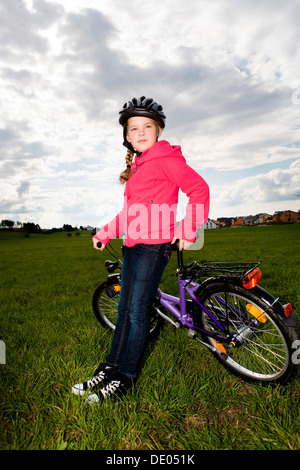 Mädchen mit einem Fahrradhelm und ein Fahrrad Stockfoto