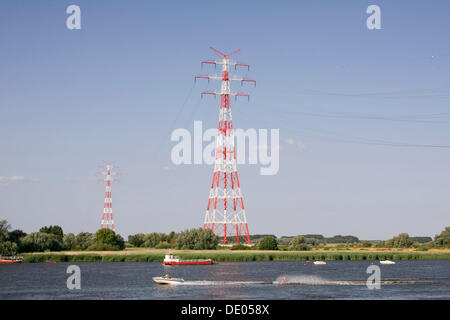 Strommasten in der Nähe von Stade, Hochspannungsleitungen über die Elbe, Niedersachsen Stockfoto