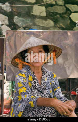 Markt-Verkäufer Verkauf von waren auf dem Markt in Cai Be, Mekong-Delta, Vietnam, Südostasien Stockfoto