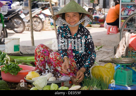 Markt-Verkäufer Verkauf von waren auf dem Markt in Cai Be, Mekong-Delta, Vietnam, Südostasien Stockfoto